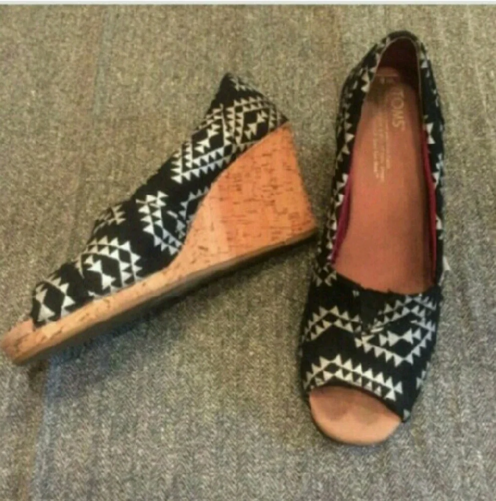 TOMS tribal print wedges